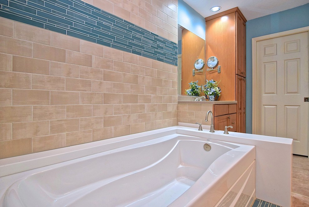 Пример оригинального дизайна: главная ванная комната среднего размера в морском стиле с фасадами с выступающей филенкой, коричневыми фасадами, ванной в нише, разноцветной плиткой, плиткой кабанчик и синими стенами