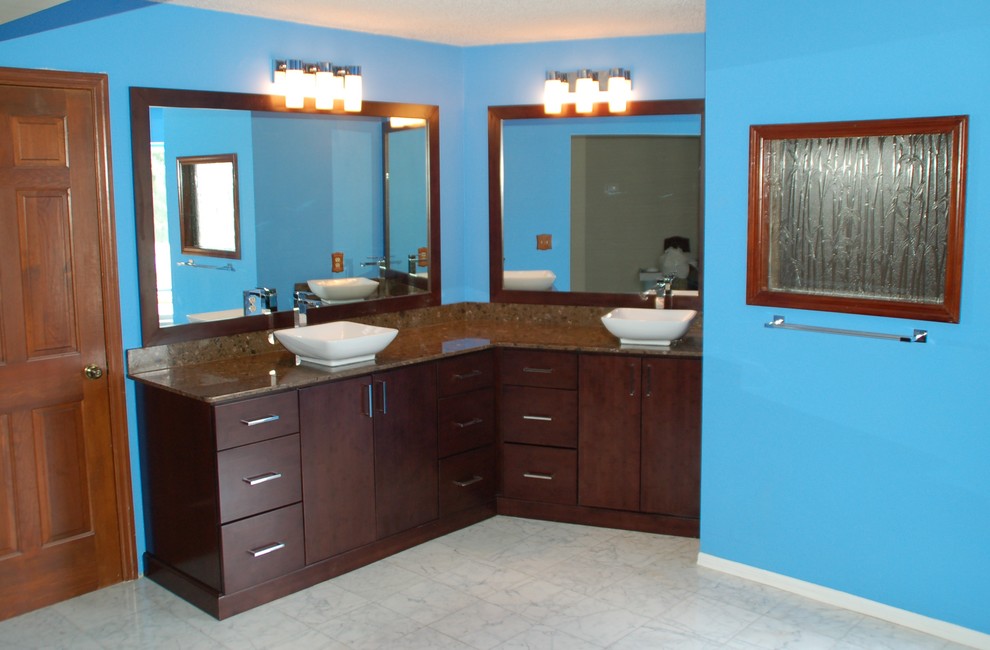 Immagine di una grande stanza da bagno con doccia moderna con lavabo a bacinella, ante in legno scuro, top in granito, doccia alcova, piastrelle marroni, piastrelle in gres porcellanato, pareti blu e pavimento in gres porcellanato