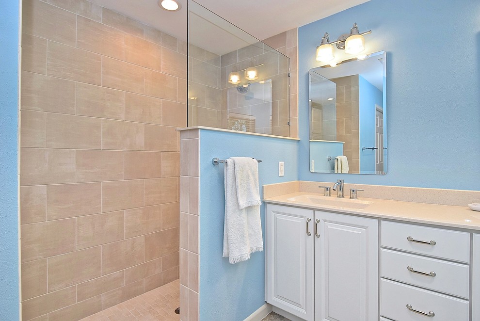 Inspiration pour une petite salle de bain principale traditionnelle avec un placard avec porte à panneau surélevé, des portes de placard blanches, un carrelage beige, des carreaux de céramique, un mur bleu, un lavabo intégré, un plan de toilette en onyx et un plan de toilette beige.