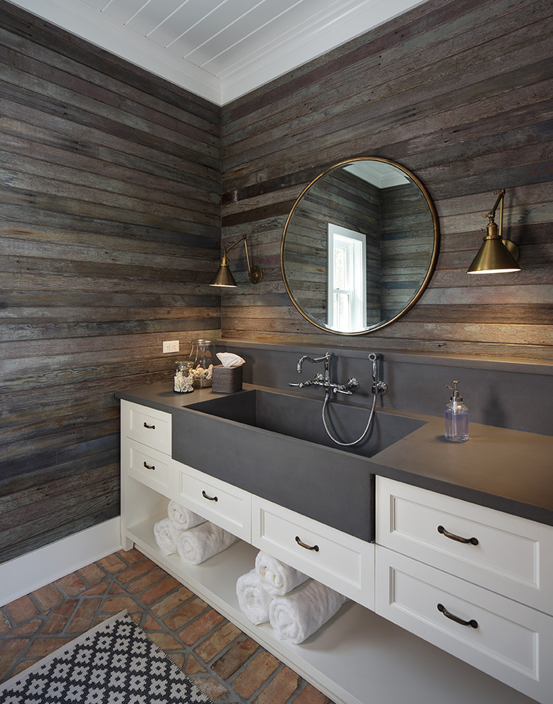 Immagine di una stanza da bagno con doccia country con ante con riquadro incassato, ante bianche, pareti marroni, pavimento in mattoni, lavabo integrato, pavimento rosso e top grigio