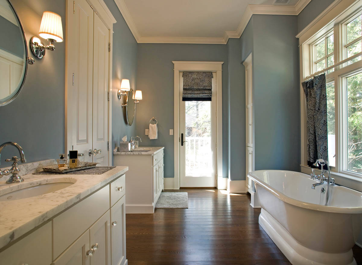 Ванные комнаты в классическом стиле с крашеными стенами