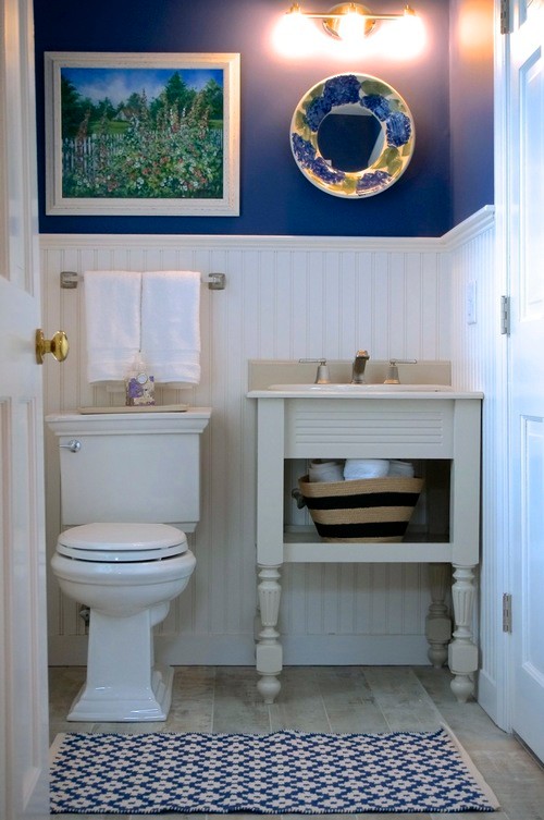 Exemple d'une salle de bain chic avec un plan vasque, WC séparés et un mur bleu.