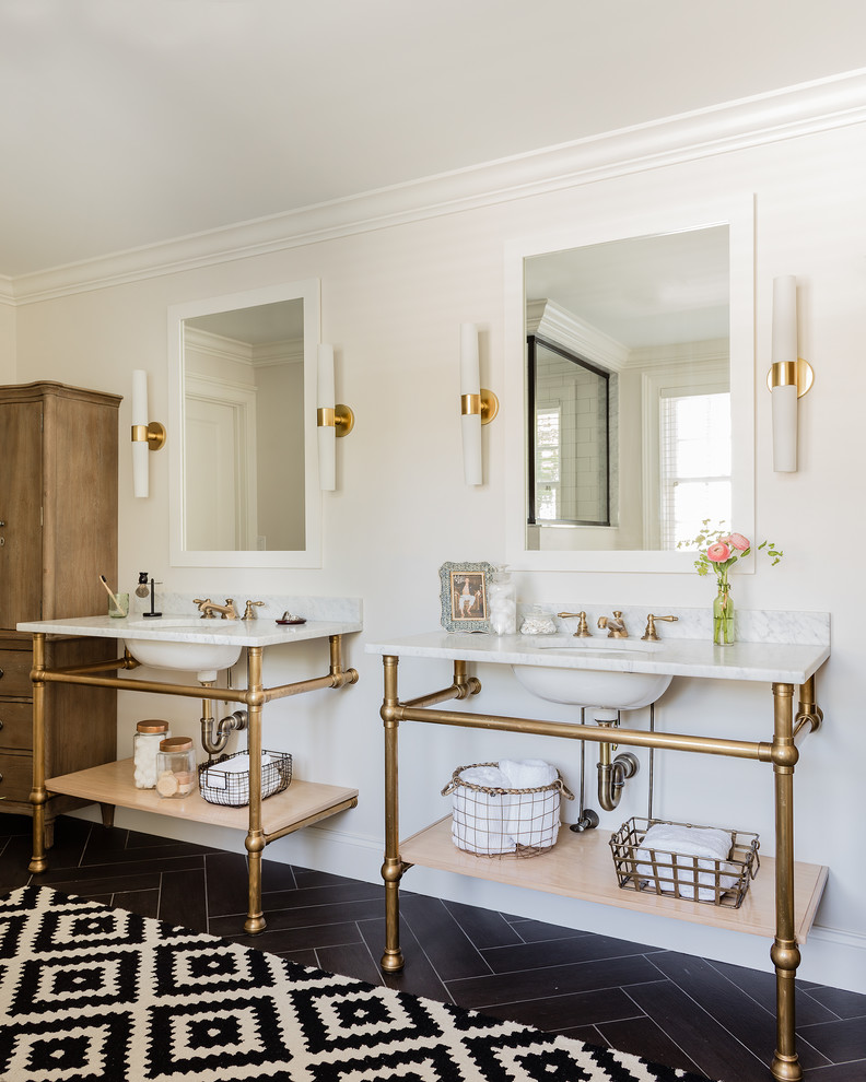 ボストンにあるトラディショナルスタイルのおしゃれな浴室 (オープンシェルフ、白い壁、アンダーカウンター洗面器、黒い床、白い洗面カウンター) の写真
