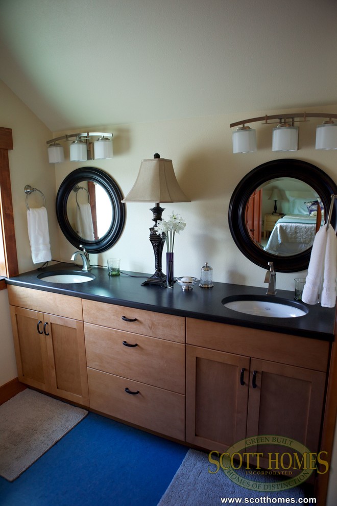 Diseño de cuarto de baño de estilo de casa de campo de tamaño medio con lavabo encastrado, armarios con paneles empotrados y puertas de armario de madera clara