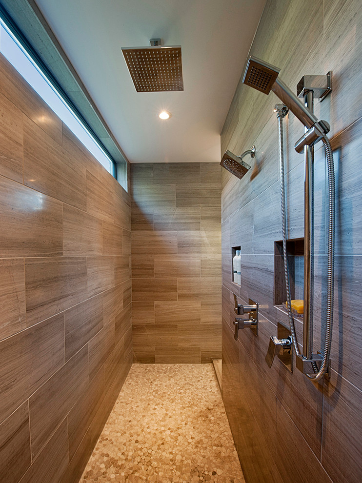 Idée de décoration pour une salle de bain design avec une douche double.