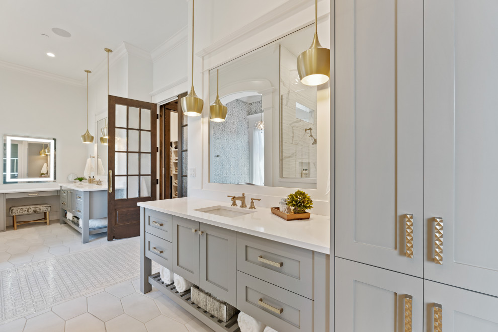 Cette image montre une salle de bain principale traditionnelle avec un placard à porte shaker, des portes de placard grises, un mur blanc, un lavabo encastré, un sol blanc, un plan de toilette blanc, meuble double vasque et meuble-lavabo encastré.