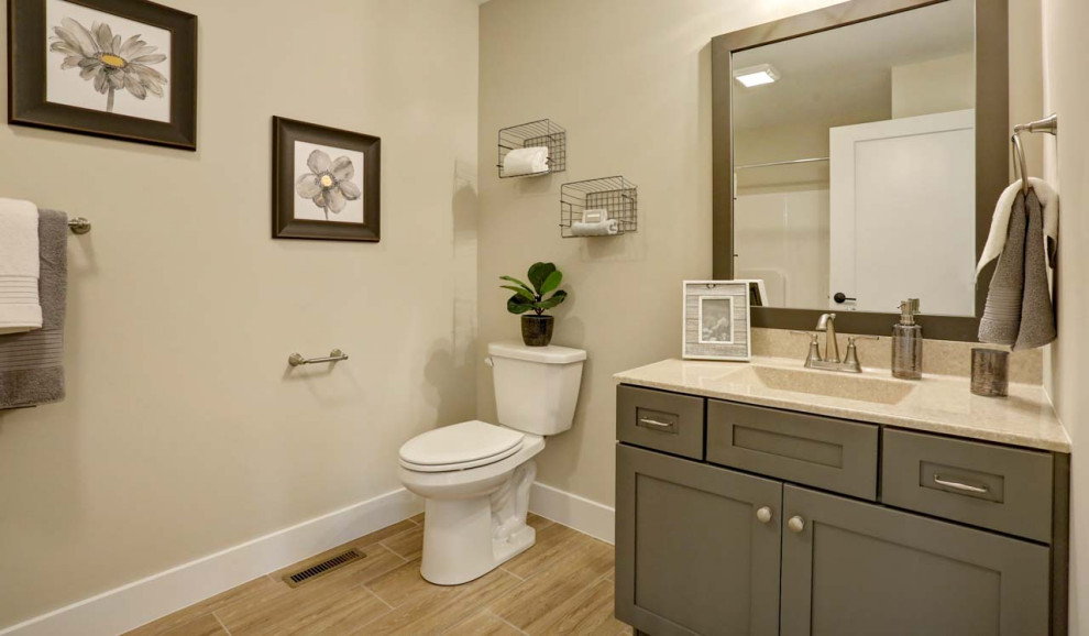 Idéer för ett stort amerikanskt brun badrum med dusch, med beige skåp, en dusch/badkar-kombination, beige väggar, klinkergolv i keramik, ett integrerad handfat, marmorbänkskiva, beiget golv och dusch med duschdraperi