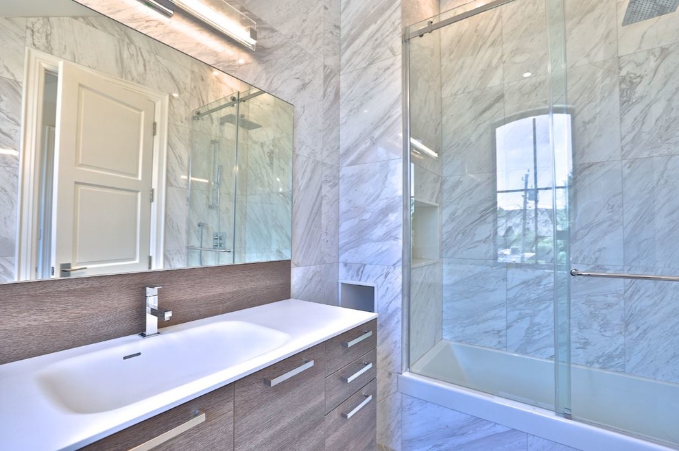 Idéer för ett mycket stort modernt gul badrum, med släta luckor, vita skåp, ett platsbyggt badkar, en kantlös dusch, vit kakel, keramikplattor, beige väggar, mellanmörkt trägolv, bänkskiva i kvarts och beiget golv