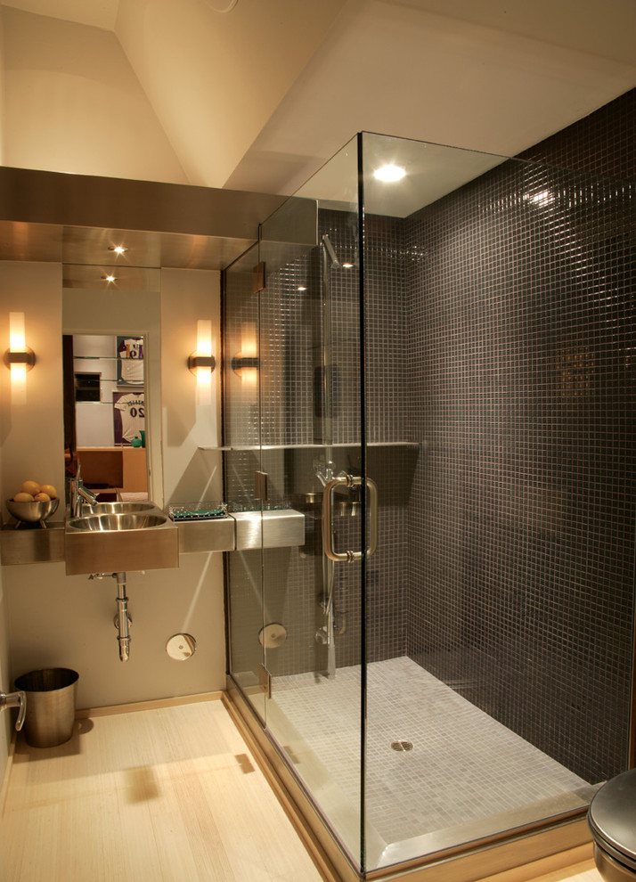 フェニックスにあるコンテンポラリースタイルのおしゃれな浴室 (ステンレスの洗面台、黒いタイル) の写真