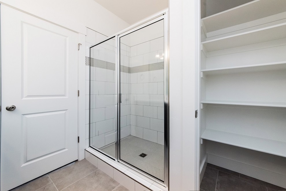 Свежая идея для дизайна: ванная комната в стиле кантри с белыми фасадами, белыми стенами и белой столешницей - отличное фото интерьера