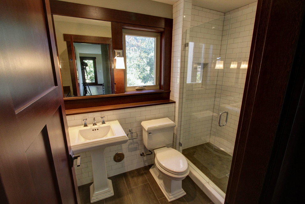 Exemple d'une salle d'eau chic de taille moyenne avec un placard avec porte à panneau surélevé, des portes de placard marrons, une baignoire encastrée, une douche ouverte, WC séparés, un carrelage vert, des carreaux de céramique, un mur beige, un sol en carrelage de céramique, un lavabo posé, un plan de toilette en quartz, un sol multicolore, une cabine de douche à porte battante et un plan de toilette blanc.