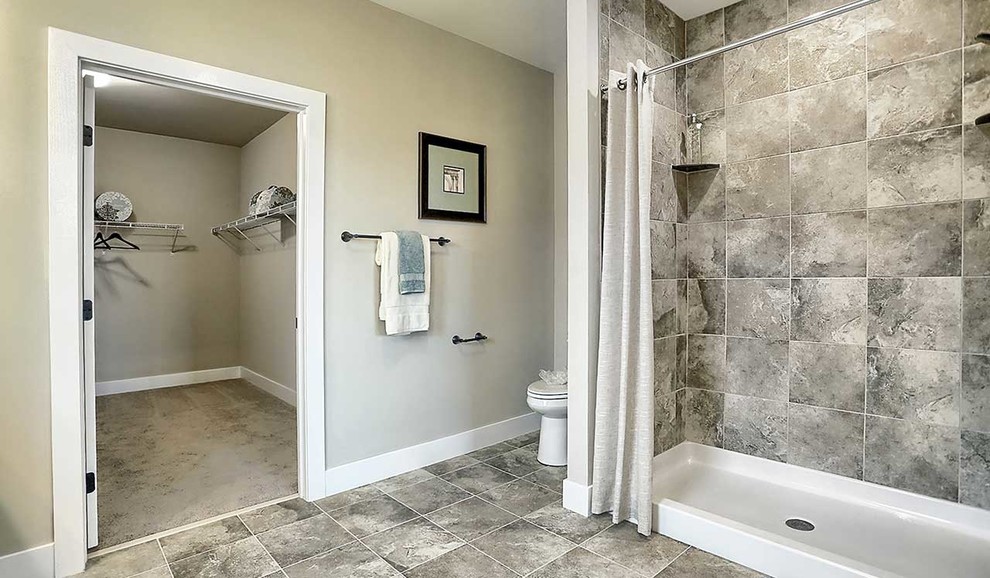Bild på ett stort vintage en-suite badrum, med skåp i mörkt trä, en dusch i en alkov, en toalettstol med separat cisternkåpa, grå kakel, keramikplattor, klinkergolv i keramik, ett integrerad handfat och dusch med duschdraperi