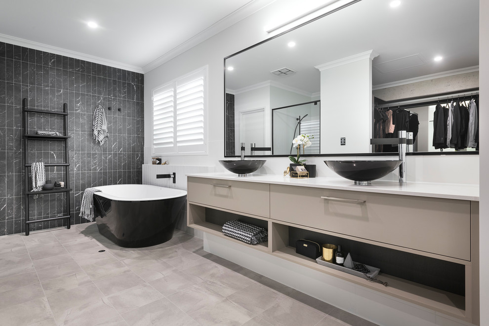 Стильный дизайн: главная ванная комната в современном стиле с плоскими фасадами, коричневыми фасадами, отдельно стоящей ванной, душем в нише, серой плиткой, белыми стенами, настольной раковиной, бежевым полом и душем с распашными дверями - последний тренд