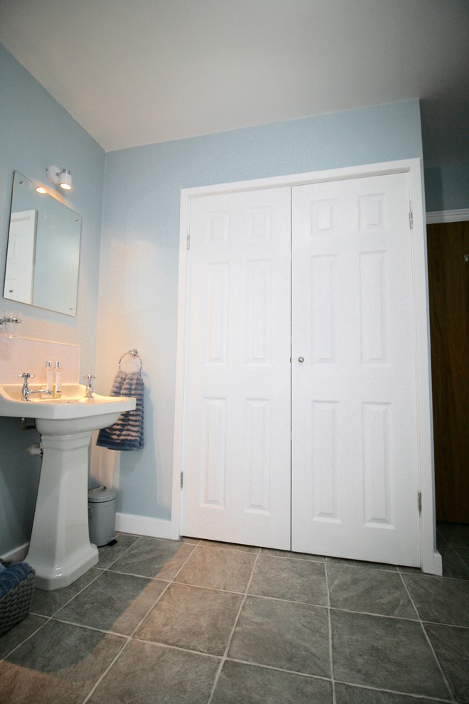 Стильный дизайн: детская ванная комната среднего размера в классическом стиле с накладной ванной, открытым душем, унитазом-моноблоком, синими стенами, полом из винила и раковиной с пьедесталом - последний тренд