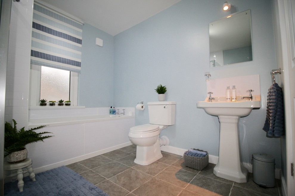 Пример оригинального дизайна: детская ванная комната среднего размера в классическом стиле с накладной ванной, открытым душем, унитазом-моноблоком, синими стенами, полом из винила и раковиной с пьедесталом