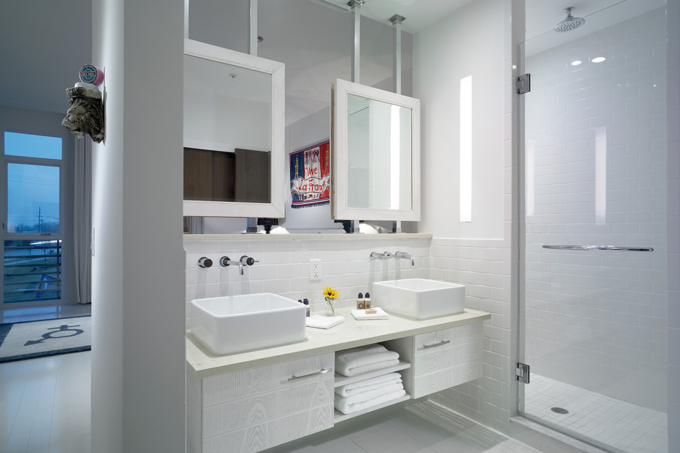 Idéer för ett stort modernt badrum med dusch, med ett fristående handfat, släta luckor, vita skåp, en dubbeldusch, vit kakel, keramikplattor, vita väggar och målat trägolv