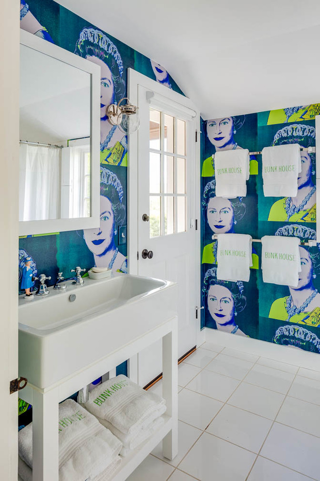 Idéer för små vintage badrum med dusch, med öppna hyllor, vita skåp, blå kakel, blå väggar, klinkergolv i keramik, ett konsol handfat och vitt golv