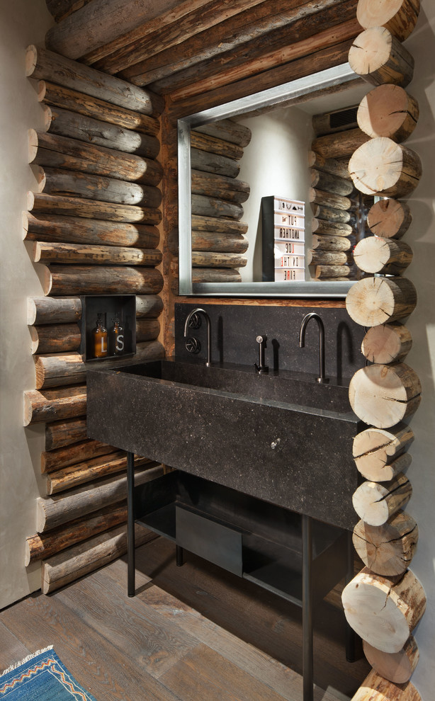 Uriges Badezimmer mit beiger Wandfarbe, dunklem Holzboden, Trogwaschbecken und braunem Boden in Sonstige
