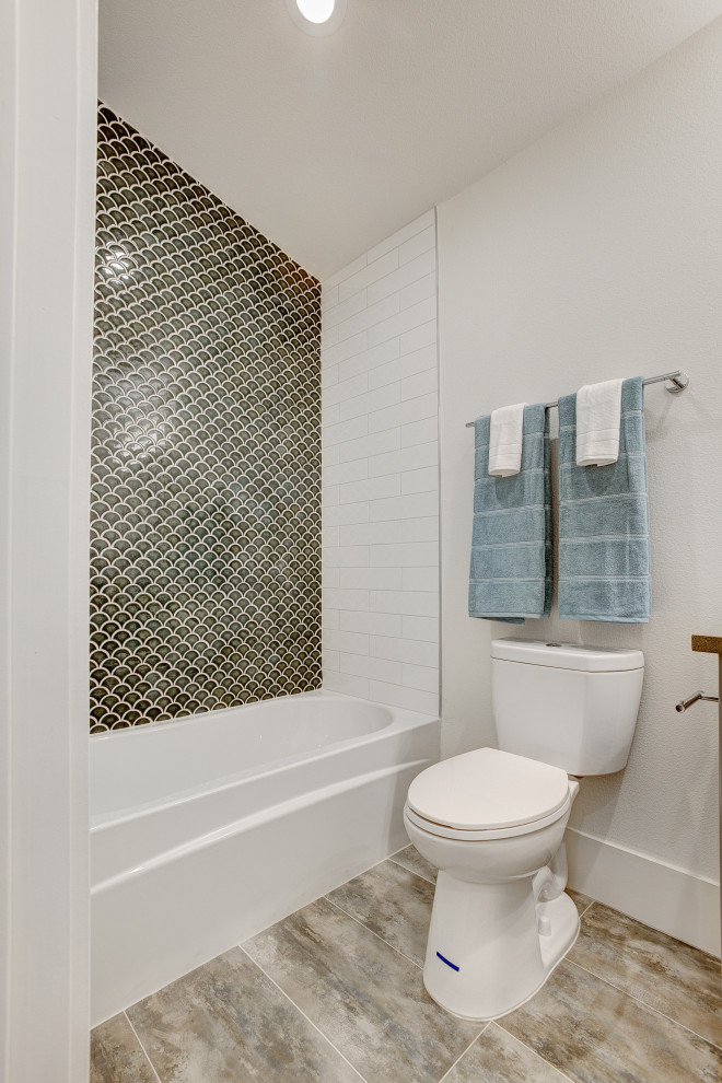 Пример оригинального дизайна: маленькая ванная комната в стиле модернизм с фасадами островного типа, фасадами цвета дерева среднего тона, душем над ванной, унитазом-моноблоком, белой плиткой, керамогранитной плиткой, белыми стенами, полом из керамогранита, душевой кабиной, врезной раковиной, столешницей из искусственного кварца, бежевым полом, открытым душем и белой столешницей для на участке и в саду