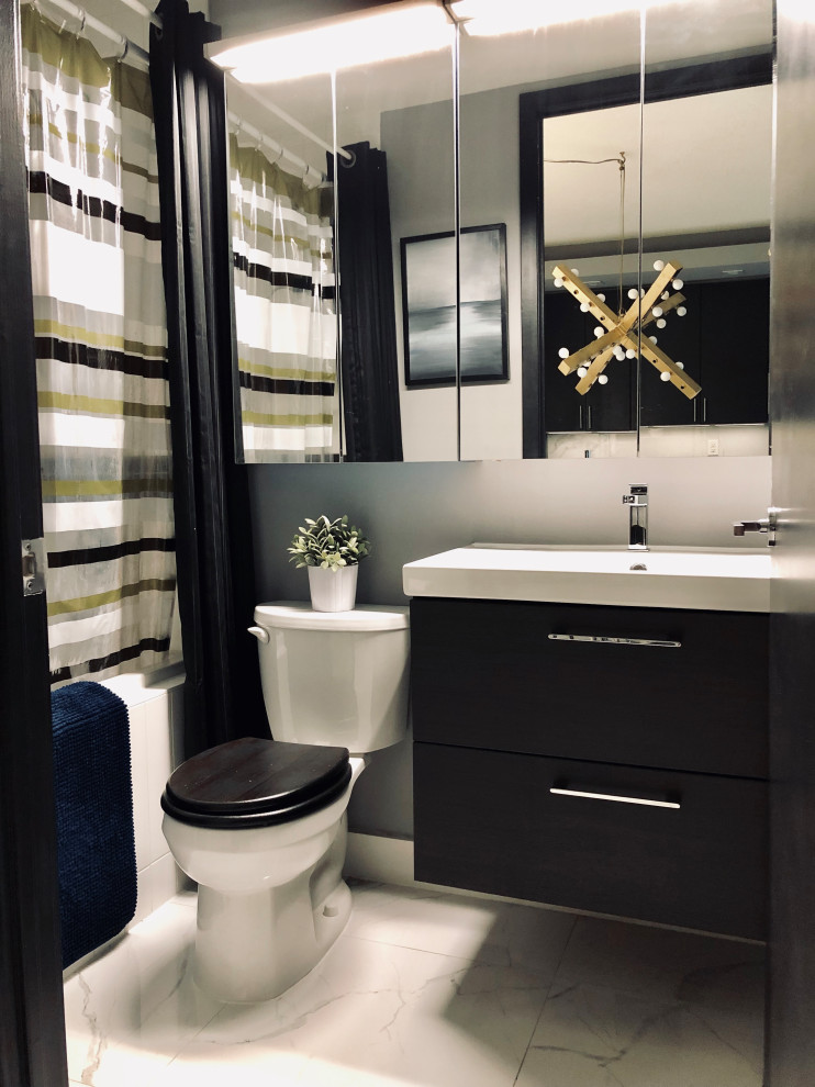 Aménagement d'une petite salle de bain principale contemporaine en bois foncé avec un placard à porte plane, une baignoire en alcôve, un combiné douche/baignoire, WC séparés, un carrelage blanc, des carreaux de porcelaine, un mur gris, un sol en carrelage de porcelaine, un lavabo suspendu, un sol jaune, une cabine de douche avec un rideau, un plan de toilette blanc, meuble simple vasque et meuble-lavabo suspendu.