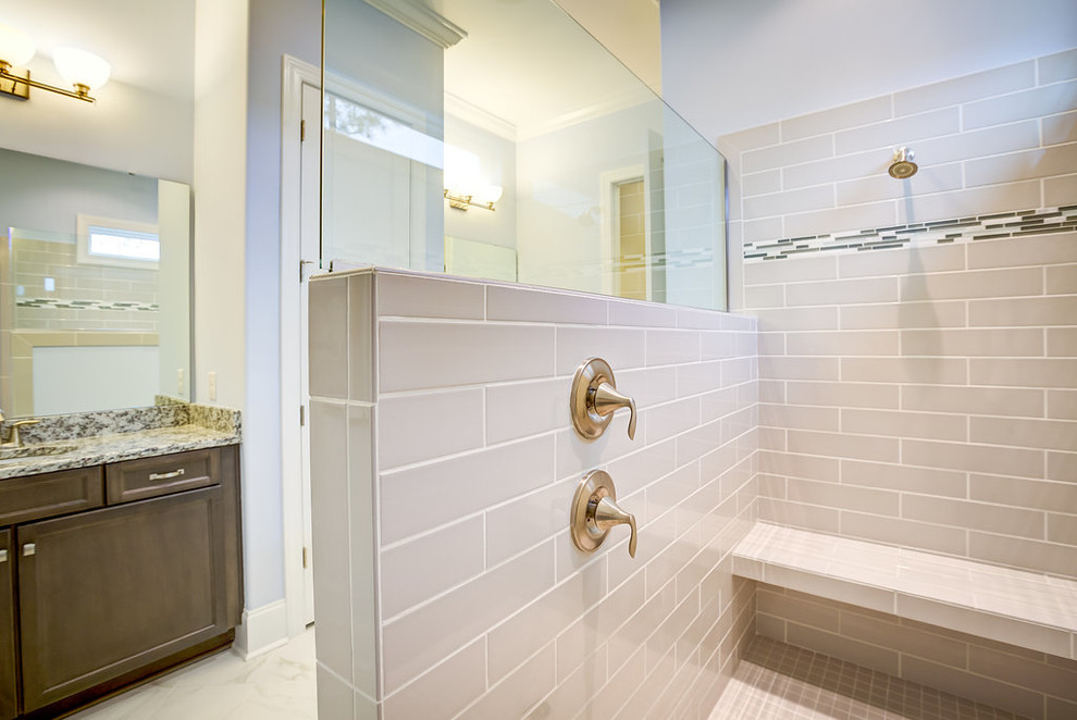 Exempel på ett stort klassiskt en-suite badrum, med ett undermonterad handfat, släta luckor, skåp i mörkt trä, granitbänkskiva, en öppen dusch, grå kakel, keramikplattor, blå väggar och klinkergolv i keramik