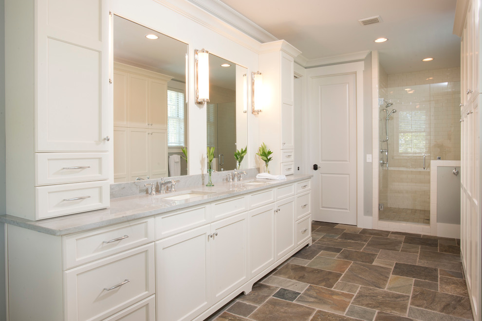 Exempel på ett stort klassiskt grå grått en-suite badrum, med ett undermonterad handfat, luckor med infälld panel, vita skåp, en dusch i en alkov, grå väggar, granitbänkskiva, en toalettstol med separat cisternkåpa, klinkergolv i porslin, brunt golv och dusch med gångjärnsdörr