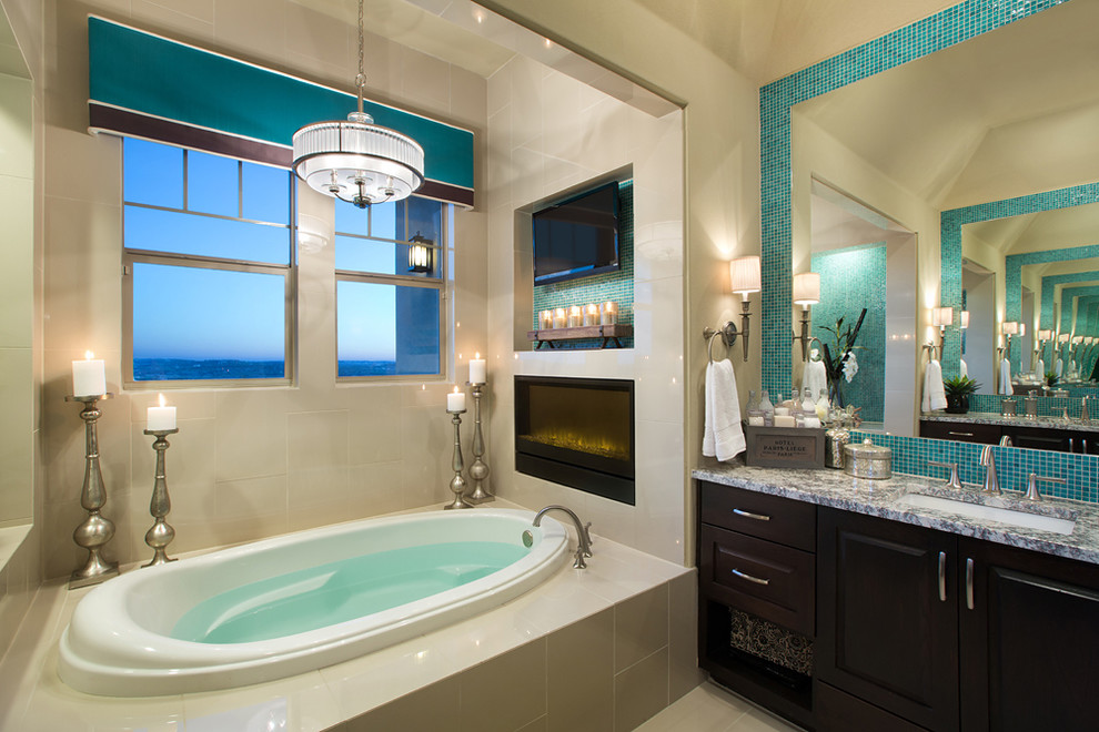 На фото: ванная комната в современном стиле с столешницей из гранита