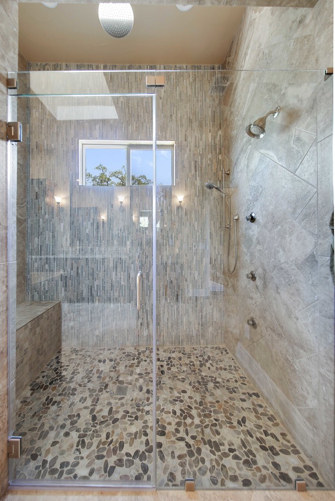 Immagine di una grande stanza da bagno tradizionale con ante con riquadro incassato, ante in legno bruno, doccia alcova, pareti beige, pavimento con piastrelle in ceramica e pavimento beige