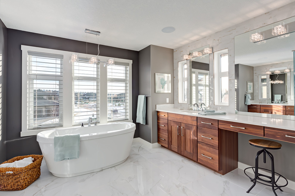 Ejemplo de cuarto de baño principal clásico renovado con armarios estilo shaker, bañera exenta, ducha esquinera, paredes grises y puertas de armario de madera oscura