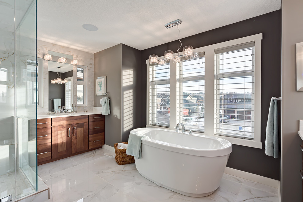 Ejemplo de cuarto de baño principal tradicional renovado con armarios estilo shaker, bañera exenta, ducha esquinera, paredes grises y puertas de armario de madera oscura
