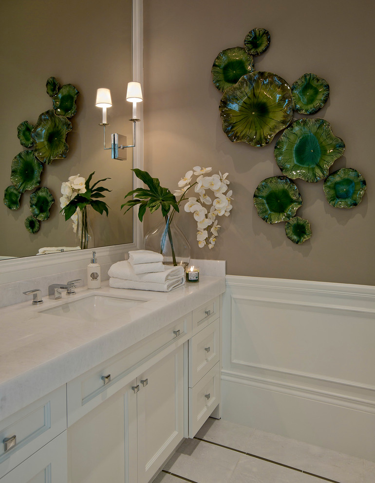 Ejemplo de cuarto de baño clásico renovado con puertas de armario blancas, paredes marrones y encimeras blancas