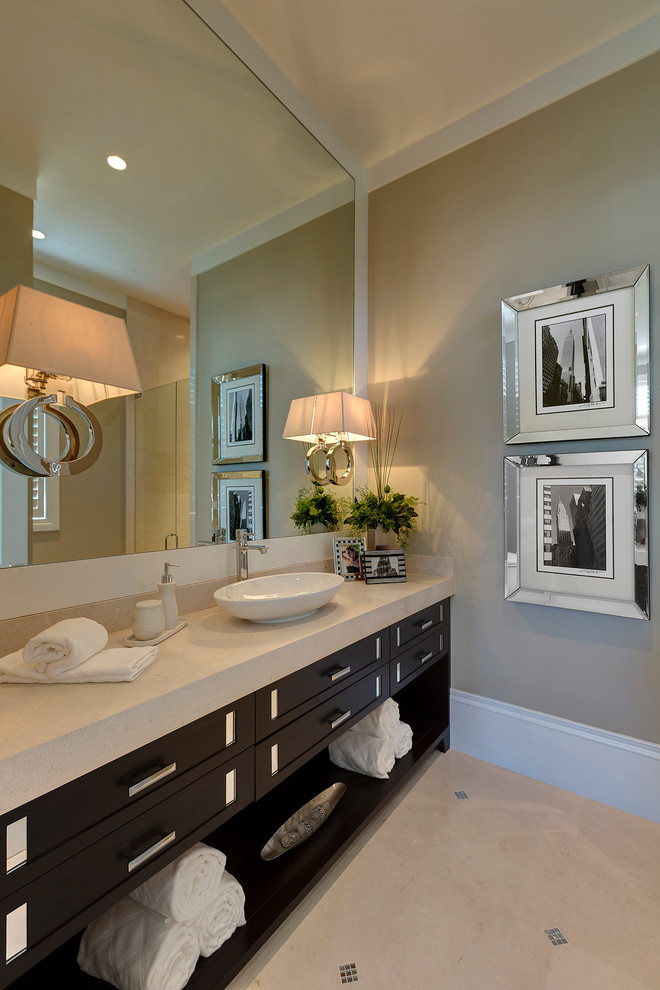 Modelo de cuarto de baño clásico renovado con lavabo sobreencimera, puertas de armario de madera en tonos medios y paredes beige