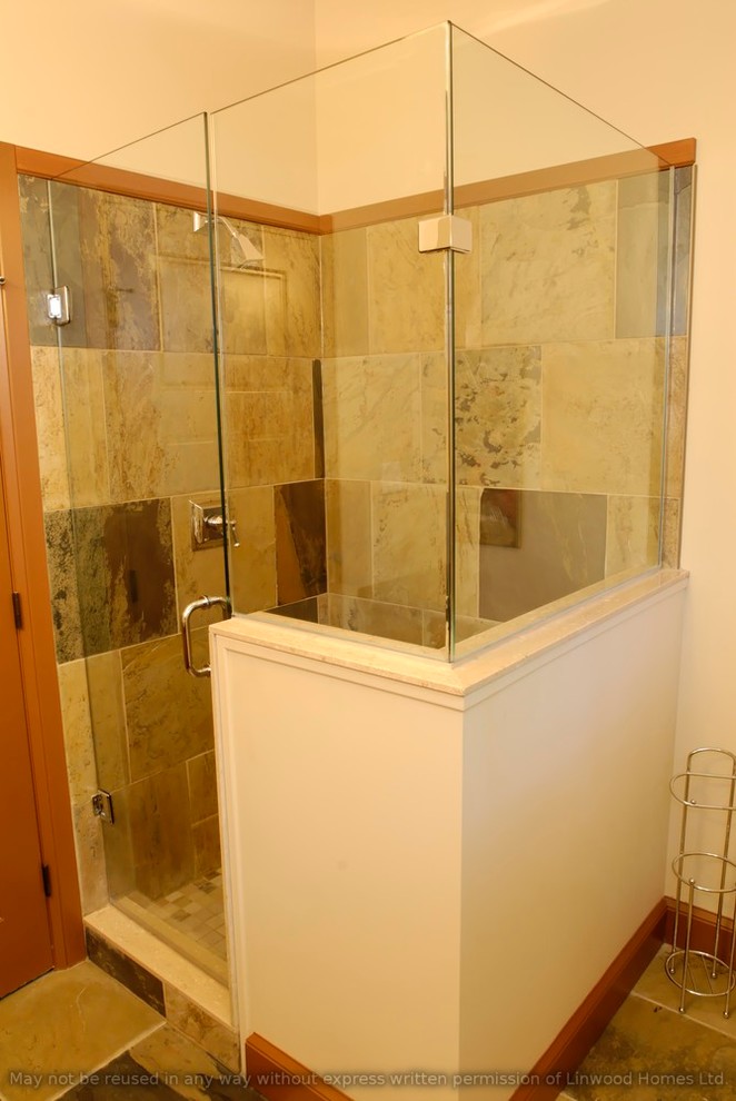 Idéer för att renovera ett mellanstort rustikt en-suite badrum, med en hörndusch, brun kakel, stenkakel, vita väggar och skiffergolv