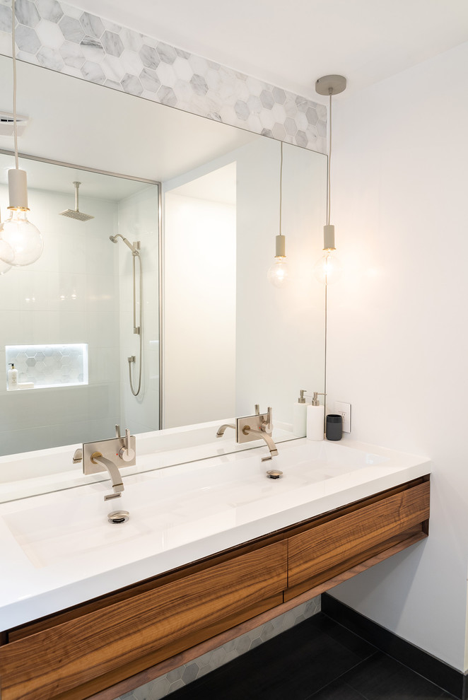 Diseño de cuarto de baño minimalista con armarios con paneles lisos, puertas de armario de madera oscura y aseo y ducha