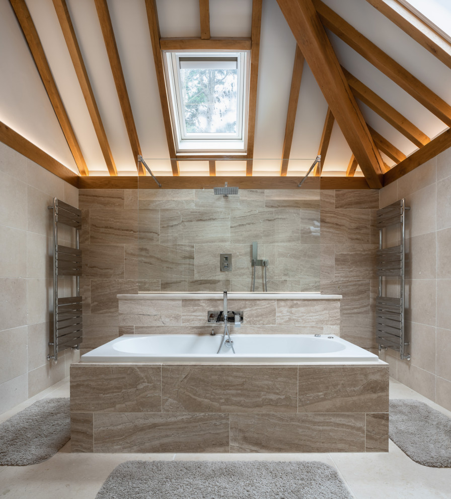 На фото: ванная комната в стиле кантри с бежевой плиткой, бежевым полом, балками на потолке и сводчатым потолком с
