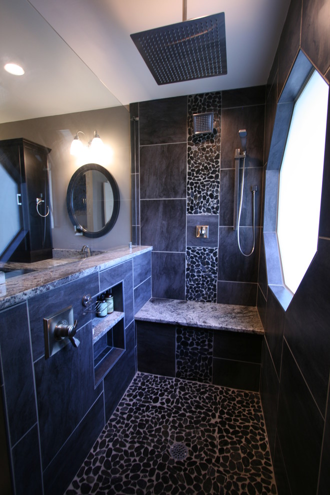 Foto på ett funkis en-suite badrum, med skåp i shakerstil, skåp i mörkt trä, en öppen dusch, kakel i småsten, beige väggar, klinkergolv i keramik, ett undermonterad handfat och bänkskiva i täljsten