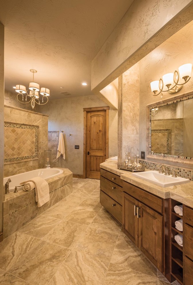 Foto di un'ampia stanza da bagno con doccia stile americano con ante in legno scuro, piastrelle beige, pareti grigie, pavimento in legno massello medio, lavabo da incasso e top piastrellato