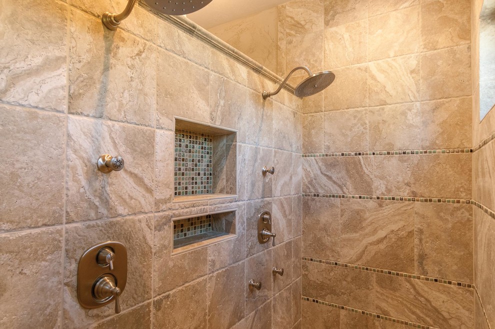 Immagine di un'ampia stanza da bagno con doccia stile americano con ante in legno scuro, piastrelle beige, pareti grigie, pavimento in legno massello medio, lavabo da incasso e top piastrellato