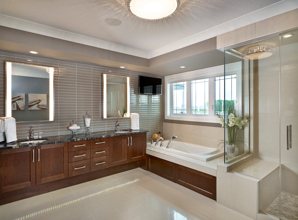 Klassisches Badezimmer mit Unterbauwaschbecken, Schrankfronten im Shaker-Stil, dunklen Holzschränken, Einbaubadewanne, Eckdusche, grauen Fliesen und Glasfliesen in Edmonton
