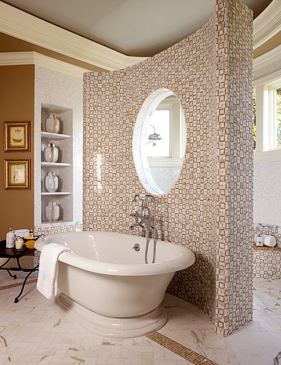 Exempel på ett stort klassiskt en-suite badrum, med ett fristående badkar, en öppen dusch, bruna väggar och marmorgolv