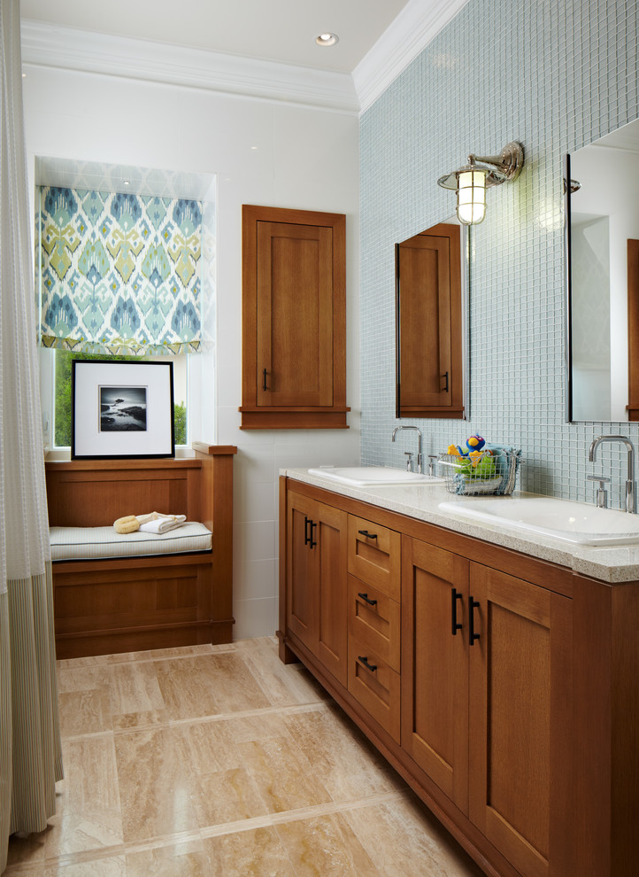 Imagen de cuarto de baño tradicional renovado con lavabo encastrado, armarios estilo shaker, puertas de armario de madera oscura, baldosas y/o azulejos azules y baldosas y/o azulejos en mosaico