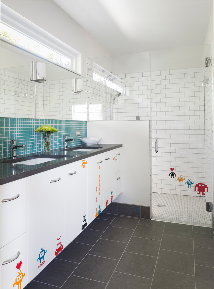 Exemple d'une salle de bain tendance pour enfant avec un lavabo encastré, un placard à porte plane, des portes de placard blanches, une douche à l'italienne, un carrelage blanc, un carrelage métro, un mur blanc et un plan de toilette gris.