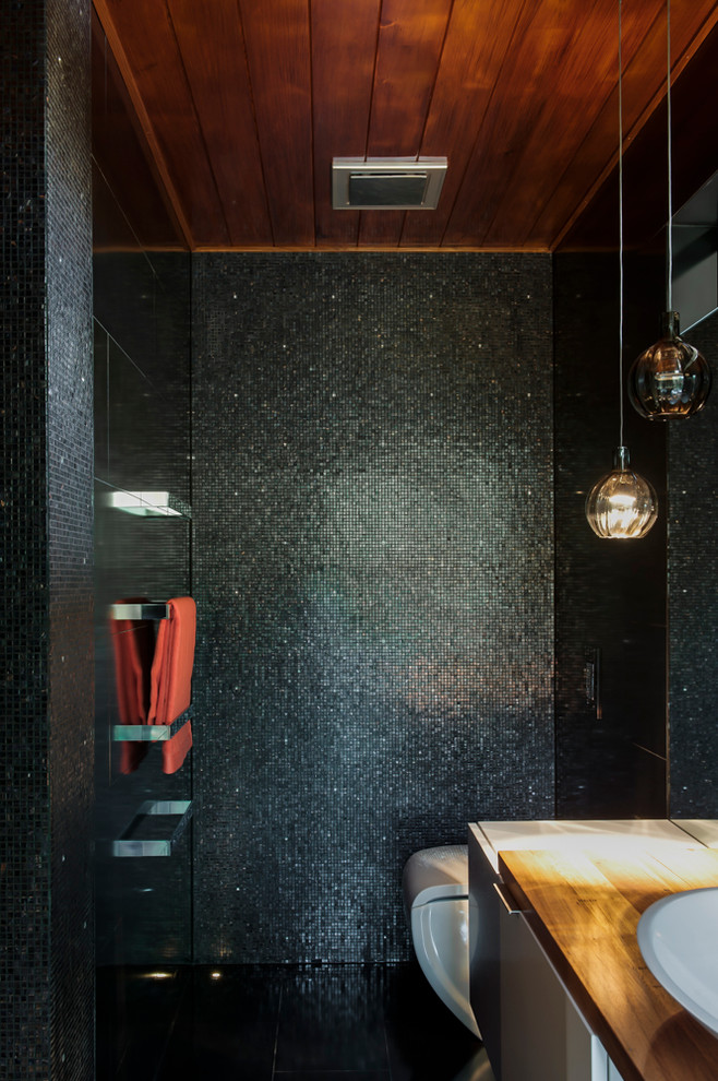 Стильный дизайн: ванная комната среднего размера в современном стиле с белыми фасадами, столешницей из дерева, душевой кабиной, открытым душем, инсталляцией, черной плиткой, плиткой мозаикой, черными стенами и полом из керамической плитки - последний тренд