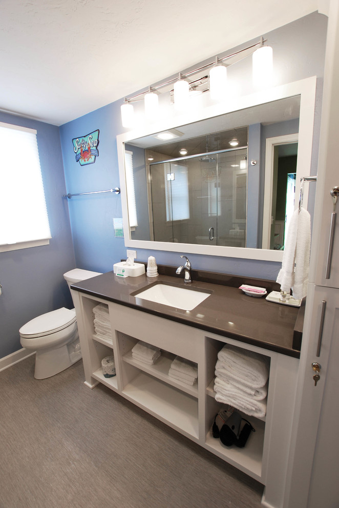 Idéer för maritima badrum, med öppna hyllor, vita skåp, blå väggar, vinylgolv, ett undermonterad handfat, bänkskiva i kvartsit och grått golv