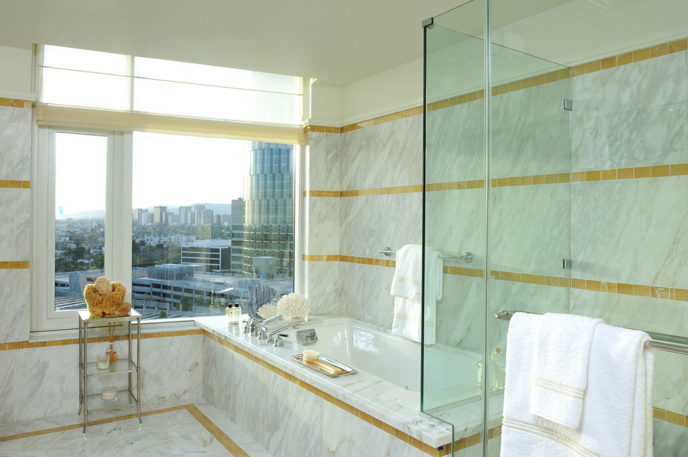 Idéer för stora funkis en-suite badrum, med ett undermonterat badkar, en dusch i en alkov, grå kakel, vit kakel, stenhäll, flerfärgade väggar och marmorgolv