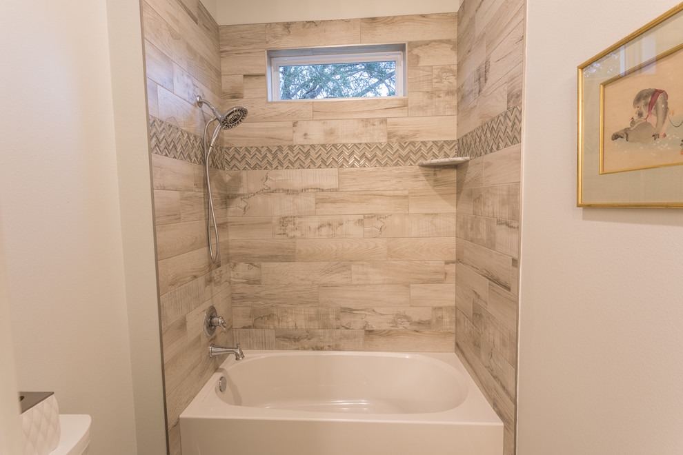Свежая идея для дизайна: ванная комната среднего размера в стиле кантри с ванной в нише, унитазом-моноблоком, белой плиткой, керамогранитной плиткой и серыми стенами - отличное фото интерьера