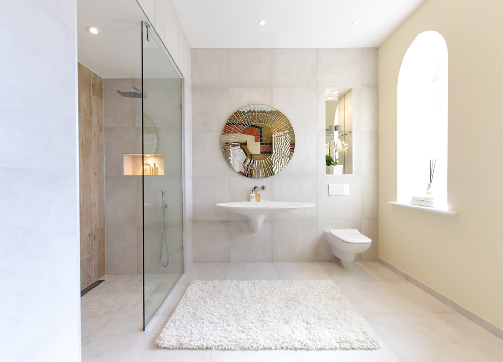 Пример оригинального дизайна: ванная комната среднего размера в современном стиле с открытым душем, белой плиткой, керамогранитной плиткой, белыми стенами, полом из мозаичной плитки, душевой кабиной и белым полом