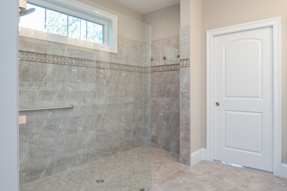 Exempel på ett stort vit vitt en-suite badrum, med skåp i shakerstil, vita skåp, en kantlös dusch, en toalettstol med separat cisternkåpa, beige kakel, keramikplattor, beige väggar, klinkergolv i keramik, bänkskiva i kvarts, beiget golv och med dusch som är öppen