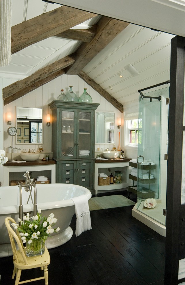 Inspiration för ett lantligt badrum, med ett fristående handfat, ett fristående badkar, öppna hyllor och vita skåp