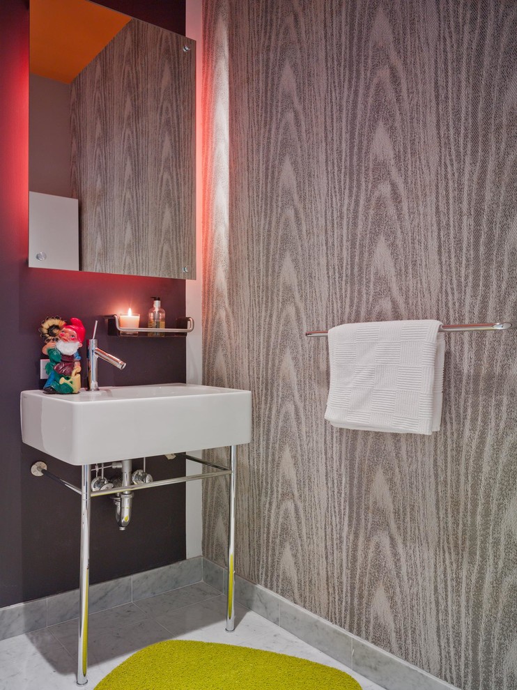 Idée de décoration pour une salle de bain design avec un plan vasque et un mur gris.